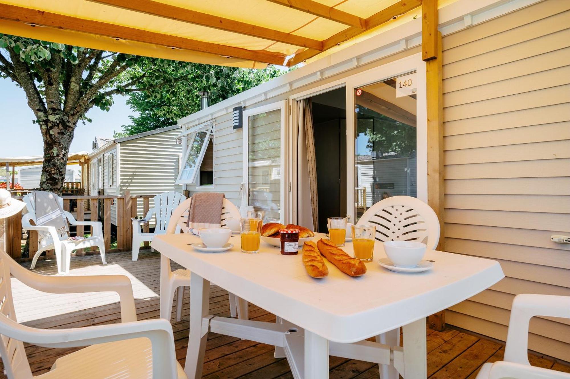 Camping Chateau De Galaure Chateauneuf-de-Galaure Bagian luar foto