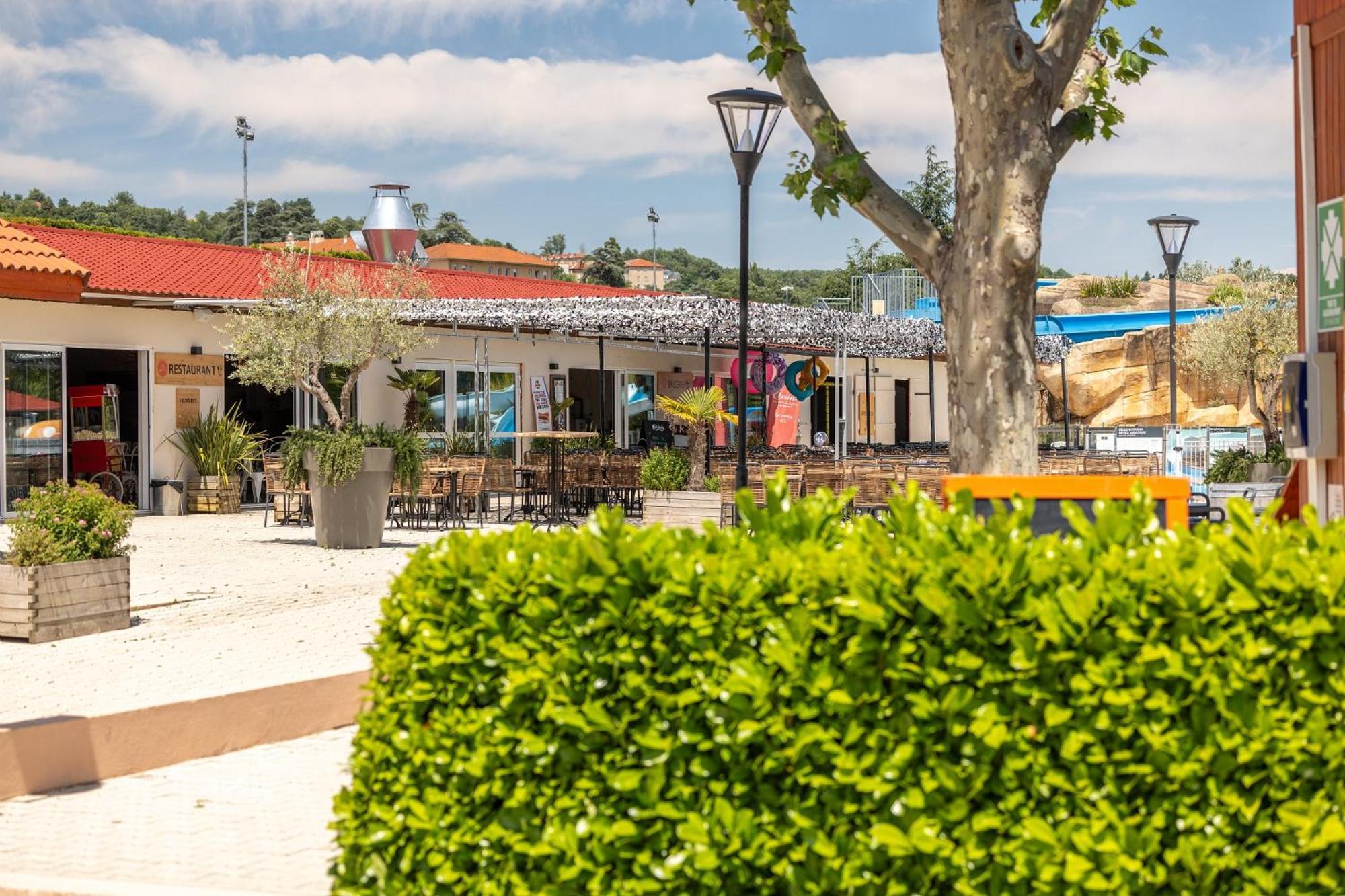 Camping Chateau De Galaure Chateauneuf-de-Galaure Bagian luar foto