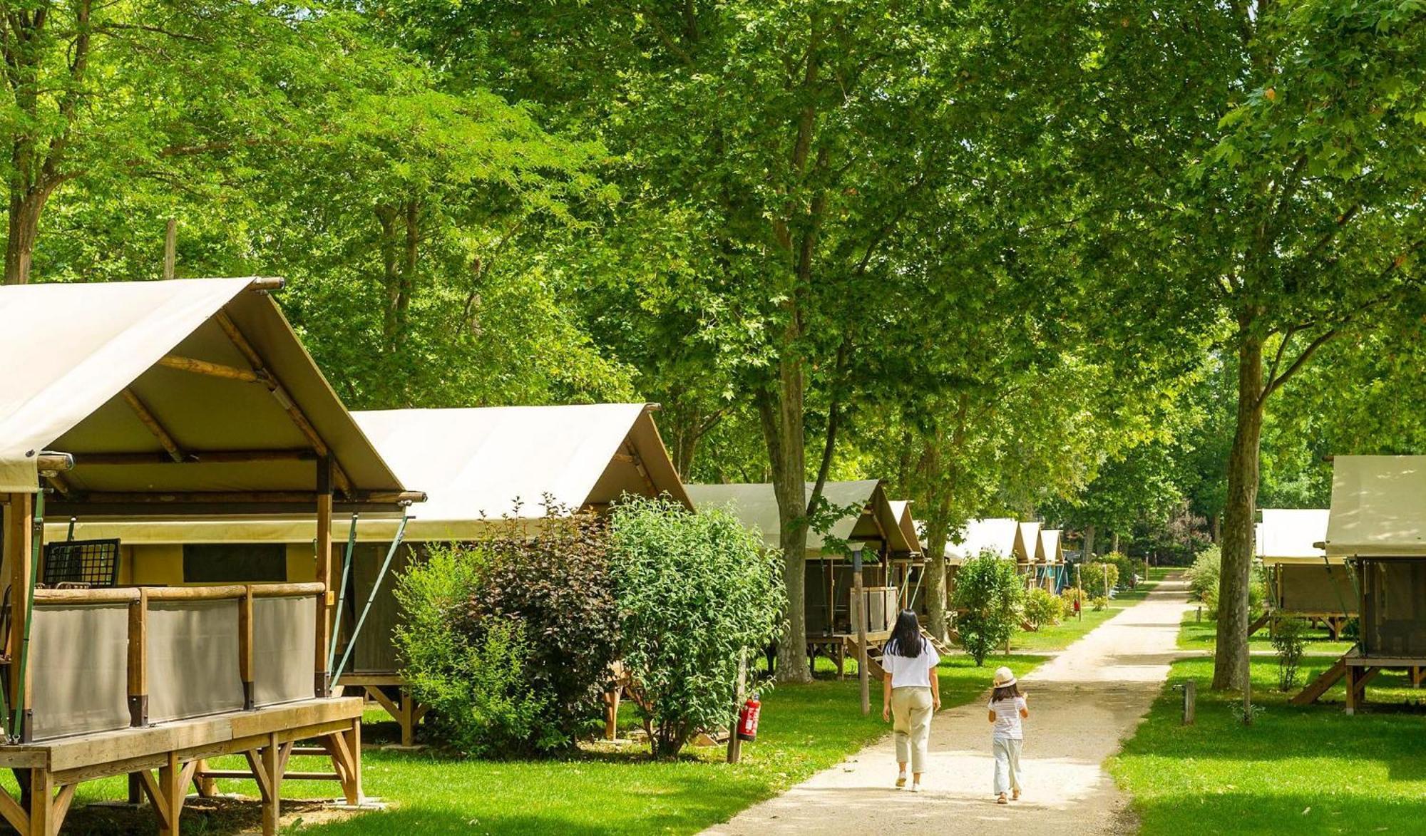 Camping Chateau De Galaure Chateauneuf-de-Galaure Bagian luar foto